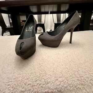 Sergio Rossi
Sergio Rossi Grey Textured Leather Peep Toe Platform Pumps Size 38